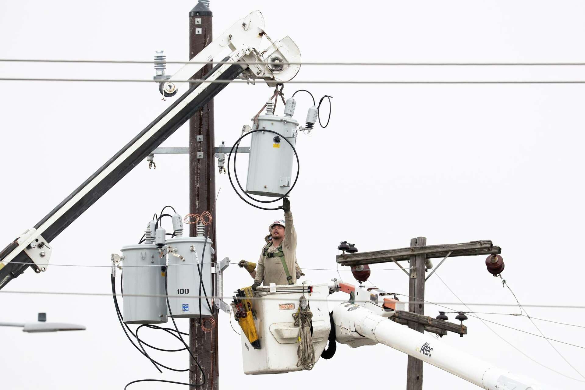 Storms knock out power for thousands across Harris County
