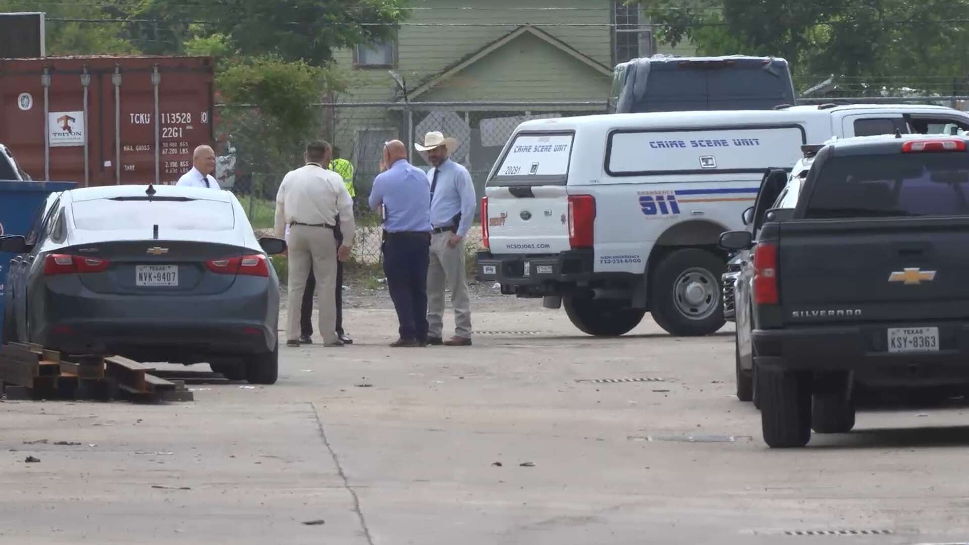 Two men found dead inside vehicle at north Houston auto shop