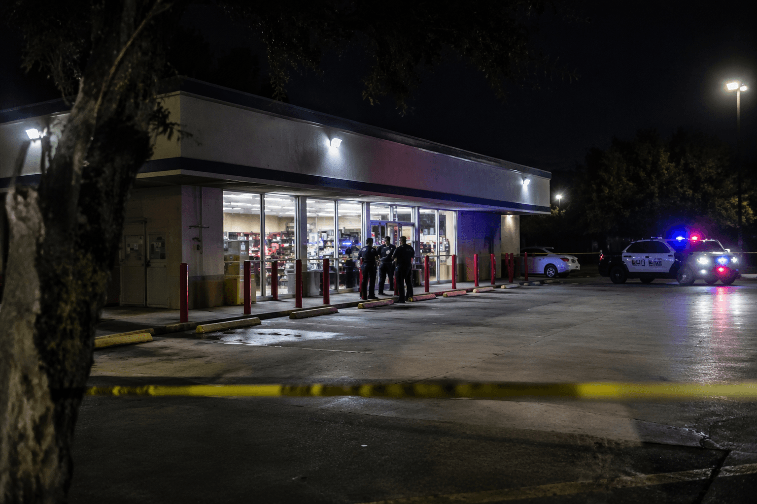 Man found shot to death outside southwest Houston convenience store