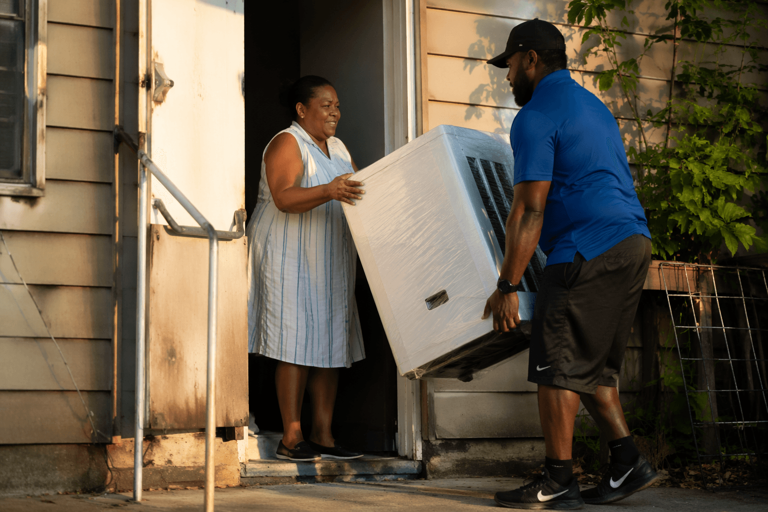 Precinct 4 gives 300 free A/C units to vulnerable families