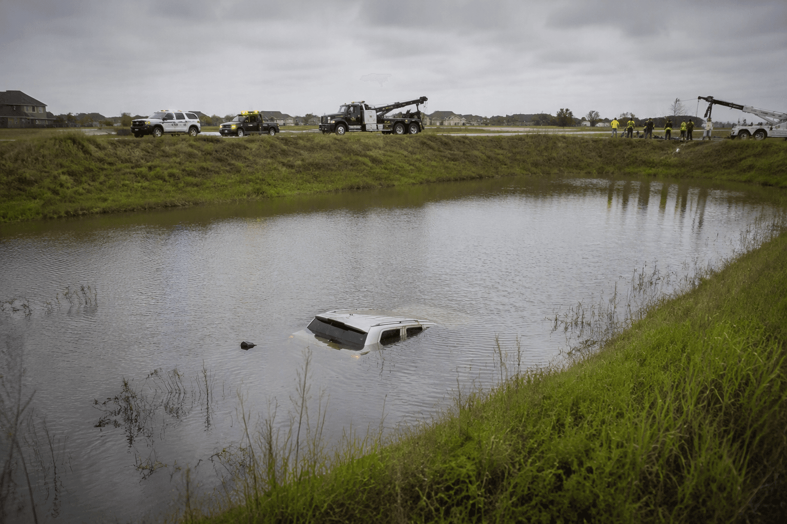 Driver dies after vehicle crashes into retention pond on Grand Parkway