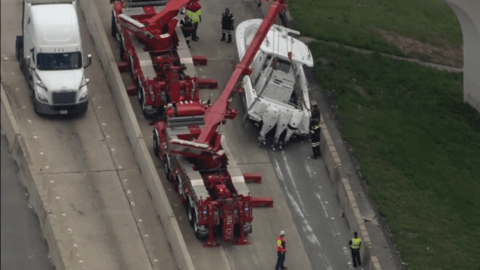 Lost fishing boat blocks SH 146 lanes in east Harris County