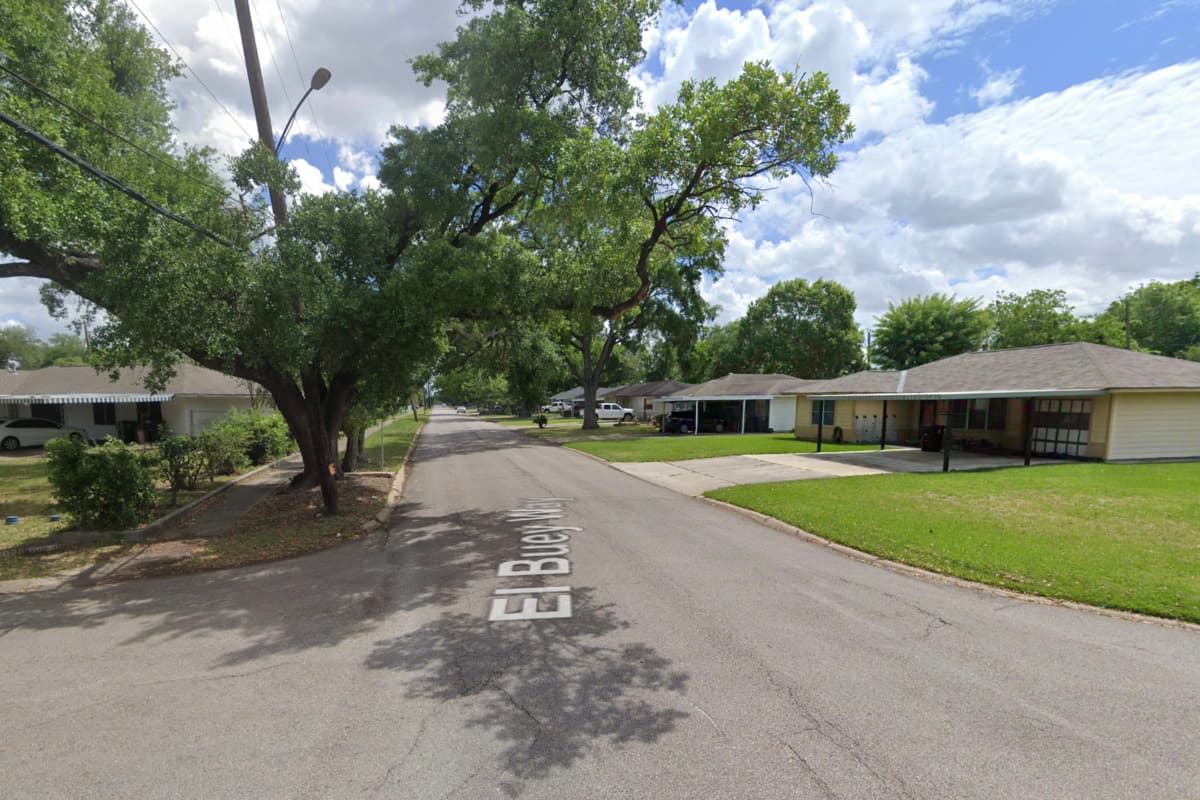 Stranger shoots homeowner on doorstep, detained after neighborhood panic