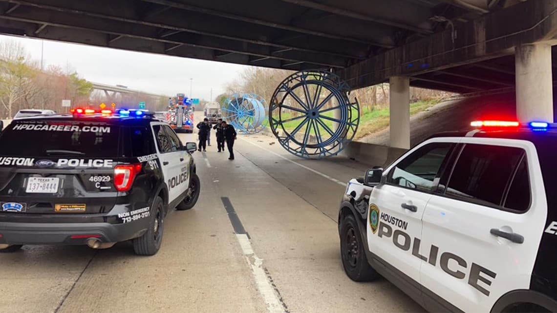Oversized truck strikes Houston Avenue bridge, snarling I-10 traffic